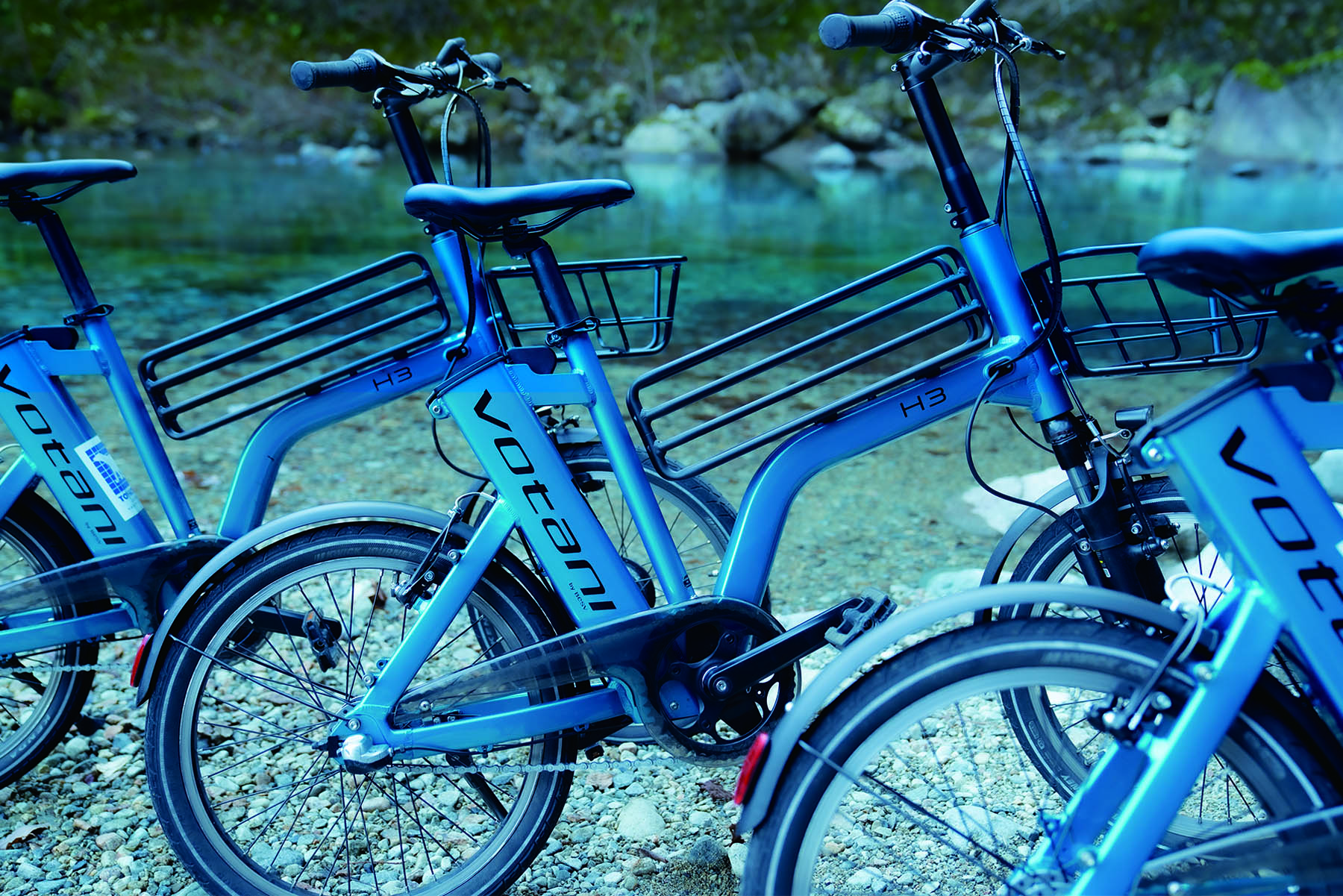 阿寺渓谷を走る電動アシスト自転車